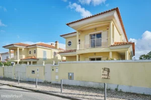Moradia T4 Independente com Piscina e Garagem | Quintinhas, Charneca da Caparica