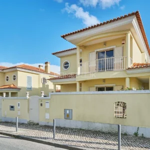 Moradia T4 Independente com Piscina e Garagem | Quintinhas, Charneca da Caparica